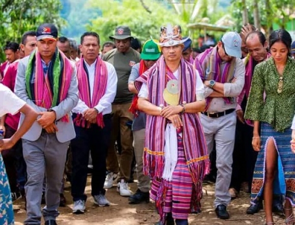 Vise PM no Ministro MDRHC Mariano ASSANAMI Sabino ho membru nonu Governu balun hala'o vizita ba iha Suku Luro, Postu Administrativu Luro, Munisipiu Lautem. Foto: INDEPENDENTE.