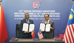 Ministru Defeza Timor-Leste no Ministru Defeza Malázia asina ona akordu kooperasaun militár hafoin Timor-Leste nia adezasaun ba ASEAN. Foto:Media Gabinete MD
