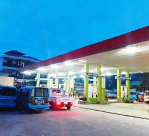 Transporte publiku ense kombustivel iha postu abastesimentu iha abastesimentu Realistik Matadoru, Dili, Tersa (10/03).FOTO: Vascolino Germano