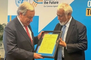 Primeiru-Ministru (PM), Kay Rala Xanana Gusmão ofisialmente entrega sertidaun Repúblika Demokrátika Timor-Leste (RDTL) bá atuál Sekretáriu Jerál Organizasaun Nasaun Unidas (ONU), António Manuel de Oliveira Guterres hodi sai hanesan Timoroan. Foto:Media GPM.