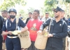 Sekretáriu Estadu no Kooperativa, Arsénio Pereira hamutuk ho Komandante Munisipiu Lautem no mos Komunidade sira iha Lansamentu Batar Bafo Kay Rala, iha Munsipiu Lautem, foin lalais. Foto:Juliao/INDEPENDENTE. 