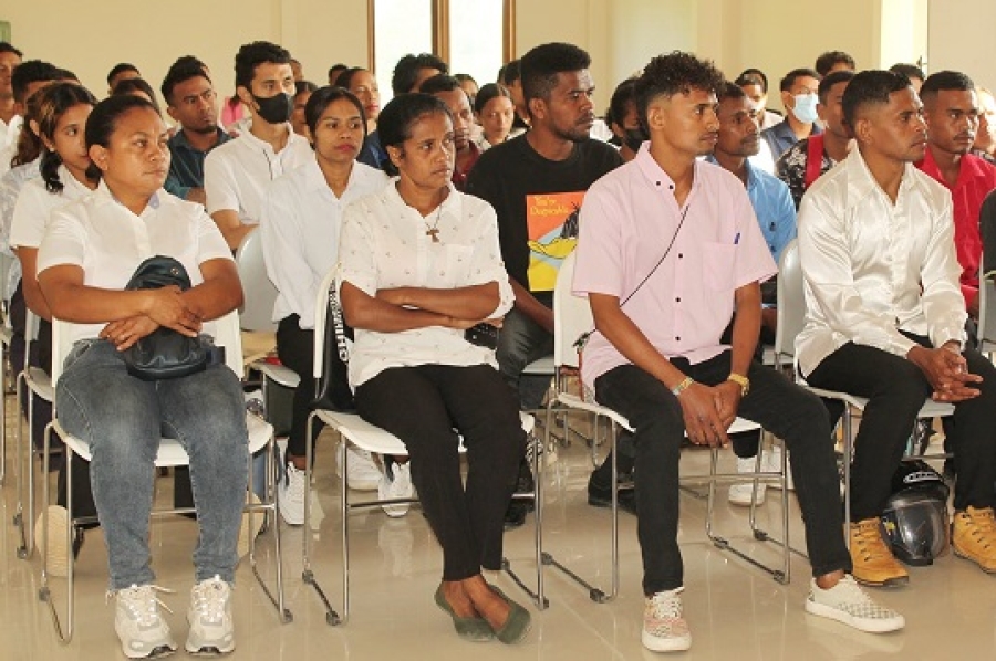 Timor oan hamutuk 2000 tuir teste interviw lian ingles iha Salaun LELI, Kampun Alor, (20/11/23). Foto:INDEPENDENTE.