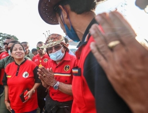 Kandidatu Lu Olo ho nia espoza iha kampanya eleisaun presidensial. Foto Sekretariadu kandidatu Presidente Republika Fransisco Guterres Lu Olo.  