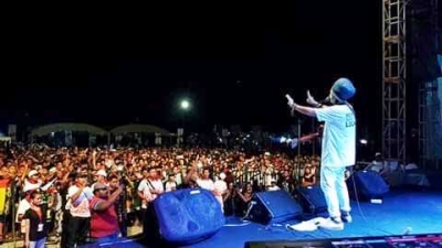  Embaixadór Reggae Ras Muhamad  anima komunidade Kefa no Oekosi iha Festivál Cross Border. Foto: Kontributór 