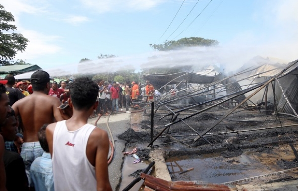 Ema lubuk ida haree hela insendiu ne&#039;ebé akontese iha Merkadu Taibesi. Foto:Media  PAM Dili.