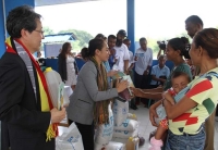 Vise-Ministra MSSI, Signi Verdial hamutuk ho WFP, entrega aihan nutritivu ba inan isin rua no inan fo susu no mos labaraik sira. Foto:Media Gabineti MSSI.