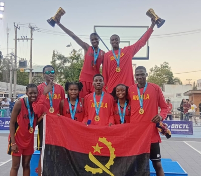 Ekipa angola husi  modalidade basketból, husi kategoria feto no mane  selebra hela vitoria ne&#039;ebé konkista. (25/07/25). Foto: INDEPENDENTE/ Vascolino