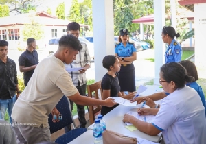 Ekipa Sekretariadu Rekrutamnetu hahú rejistu no distribui formulariu ba kadetes foun PNTL tinan 2025 no 2026, iha CFP Komoro, Dili, (05/08/25). Foto:Media PNTL