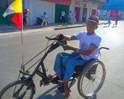 Albro dos Santos, ema ho defisiensia, ne’ebé ho idade avansadu, hean nia kadeira roda tolu hodi ba hein Amu Papa, Tersa (10/09). FOTO: INDEPENDENTE/Mariano Mendonça.