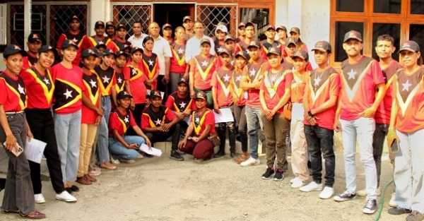 Hafoin remata asina dekrasaun ho SEFOPE liu husi DNEE, traballadór na’in 47 foto hamutuk ho Xefe Departamentu Re-integrasaun Alarico Fernandes, iha Edifisiu DNEE, Bekora, (23/11). FOTO: Media SEFOPE.