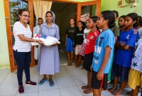 Prezidénsia Repúblika liu husi Xefe Casa Civíl, Jesuína Maria Gomes Ferreira, kontinua fó apoiu sosiál ba konventu ne’ebé halibur orfanatu iha Likisa no Bobonaro. Foto:Media PR.