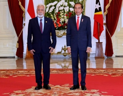 Prezidente Repúblika Indonézia, Joko Widodo (Jokowi) foto ho Primeiru-Ministru, Kay Rala Xanana Gusmão hafoin remata enkontru bilaterál hodi deskute komprimisiu Indonézia kontinua apoiu rekursu umanu no ekonomia Timor-Leste (TL) hodi hola parte nu’udar  membru Association of Southeast Asian Nation (ASEAN). Foto:Media GPM.