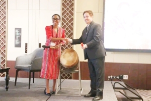 Sekretária Estadu ba Igualidade (SEI), Elvina Sousa Carvalho, no reprezentante ADB iha Timor-Leste, Michael J. Walsh, loke Forum Asia Women durante loron tolu, iha Palm Spring Hotel, Fatuhada. FOTO: kontribuente