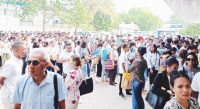 Sidadaun balun forma hela iha areadór Diresaun Jeral Servisu Rejistu Notariadu, atu bele trata pasaporte, Kuarta (22/11). FOTO: INDEPENDENTE/Agustino Gama.