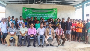 Hafoin remata sensibilizasaun, Sekretariu Estadu Floresta Fernandino Vieira da Costa foto hamutuk ho komunidade sira iha Suku Hera, Postu Administrativu Kristu Rei, Munisipiu Dili, (11/07/24). Foto:INDEPENDENTE/Ivonia.