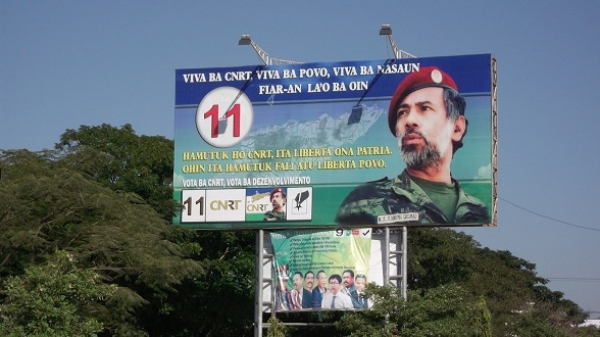 Espanduk partido politiku sira iha dalan ninin